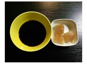 老抽、酱油、料酒倒入碗里拌匀，冰糖备用