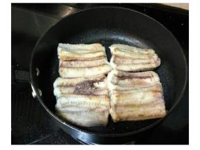 锅里热油，放入鳗魚片煎至二面金黃色