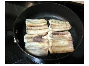 锅里热油，放入鳗魚片煎至二面金黃色