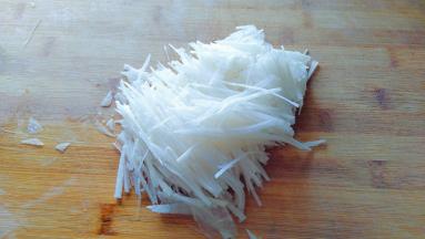 白萝卜切成细丝。