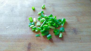 葱切碎。