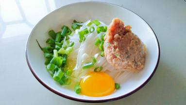 萝卜丝放入深碗中，加入葱，打入鸡蛋，肉馅。