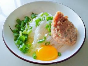 萝卜丝放入深碗中，加入葱，打入鸡蛋，肉馅。