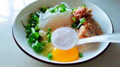 撒入盐，五香粉拌匀。