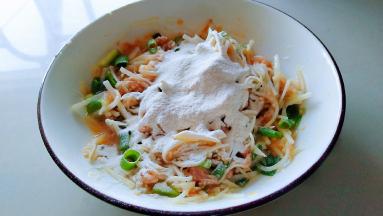 根据萝卜丝出汁，筛入面粉拌匀。