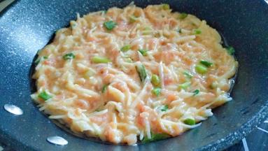 锅中放入油，面糊平摊均匀，开启小火。