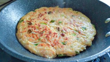 盖上锅盖烙至两面成金黄色就可以了。