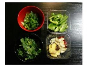 鸡腿斬件洗净沥干水；配料洗洗切切备用。