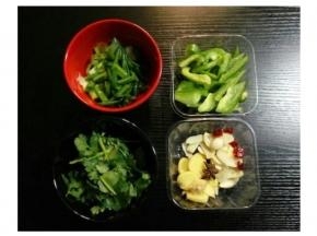鸡腿斬件洗净沥干水；配料洗洗切切备用。
