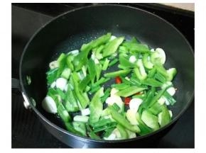 起油锅，放入姜、蒜、葱、圆椒、干椒爆香