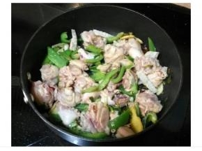 放入鸡腿大火翻炒，炒至肉变白肉收紧，放入盐、糖继續大火爆炒。