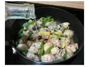 倒入白酒、老抽盖盖转中小火焖15分钟