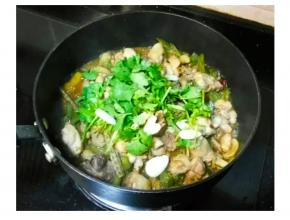 最后放入香菜碎翻炒至熟即可