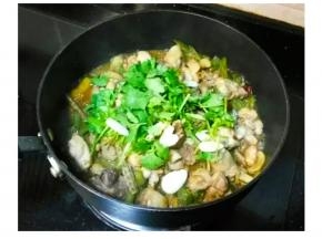 最后放入香菜碎翻炒至熟即可