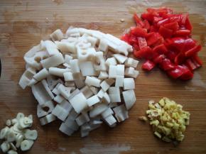 莲藕洗净去皮切小块，红椒切小块。蒜切片，姜切末。