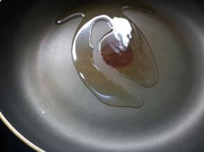 锅烧热后下入20克食用油。