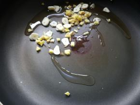 放入姜蒜爆香。