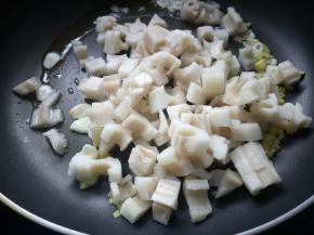 放入莲藕，翻炒均匀。