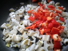 放入红辣椒，翻炒均匀。