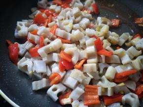 放入李锦记天成一味特级鲜酱油，翻炒均匀。