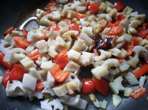 放入李锦记财神蚝油，翻炒均匀。