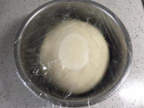 然后放入不锈钢盆里，盖上保鲜膜，放在温暖处发酵至两倍大。