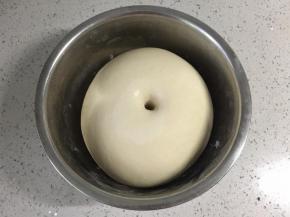 手指沾面粉在面团中间戳一个洞，指洞不回缩不塌陷即发酵好了，扒开内部有细密的蜂窝状组织。