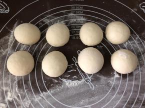 把面团分成50克一个的面团，排气揉圆，排气就是不断的揉，把一发产生的气体都排出来。因为豆沙馅只剩200克了，所以我做了8个，留一点做海豹的鼻子用。剩余的面团做了馒头。