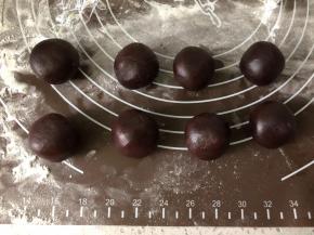 发面的时候，把豆沙分成25克一个的小球，揉圆备用。