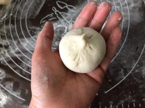 用虎口法收成一个小尖尖，掐掉或按回去。