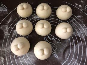 把小圆一面沾点水，粘在豆沙包中间。