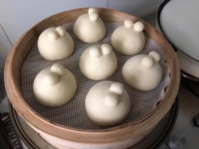 放入烤箱进行二次发酵，为了防止干燥可放一碗热水。或者把豆沙包放在蒸锅或蒸笼里盖上锅盖，约半小时至45分钟。发好后大火蒸15分钟，闷三分钟后后出锅。