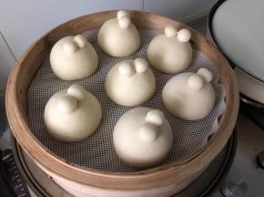 放入烤箱进行二次发酵，为了防止干燥可放一碗热水。或者把豆沙包放在蒸锅或蒸笼里盖上锅盖，约半小时至45分钟。发好后大火蒸15分钟，闷三分钟后后出锅。