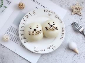 蒸好后，用巧克力笔画上海豹的眉毛、眼睛、鼻子和胡须，完成。