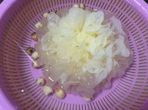 新鲜银耳和新鲜莲子先浸泡半小时后洗净