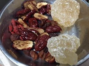 红枣对半切开取出核，准备好枸杞子和冰糖