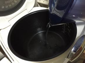 锅中倒入1000ml清水