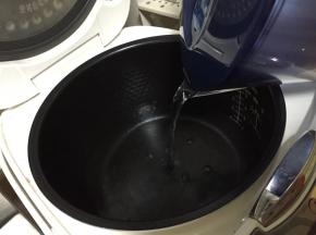 锅中倒入1000ml清水