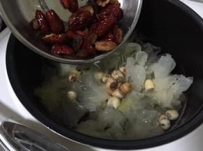 银耳莲子放入锅中
