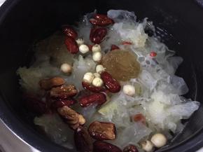 倒入红枸杞子冰糖炖煮1小时