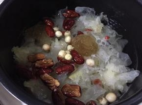 倒入红枸杞子冰糖炖煮1小时