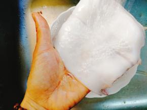 再用厨房专用剪刀剪开取出内脏