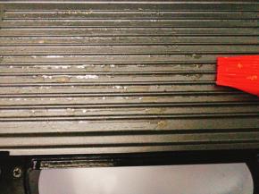 预热好后上下刷上一层油