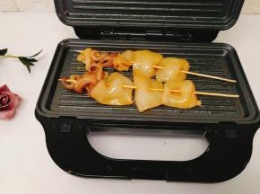 放入鱿鱼串