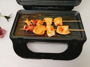 均匀的刷上甜辣酱