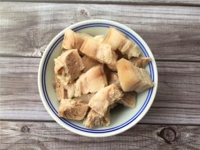 将煮好的五花肉切成约2厘米宽的方块。