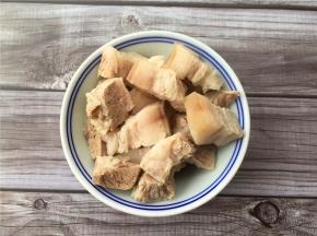 将煮好的五花肉切成约2厘米宽的方块。