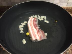 将五花肉和芸豆放入锅中煮开，煮至肉完全熟透。（芸豆可以提前一晚泡发，就不用一起煮）