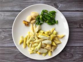 将竹笋切滚刀块，青椒切段，大蒜、生姜拍扁。