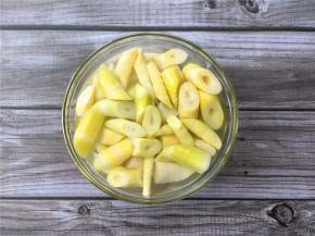 将切好的竹笋放入淡盐水中浸泡一会儿。